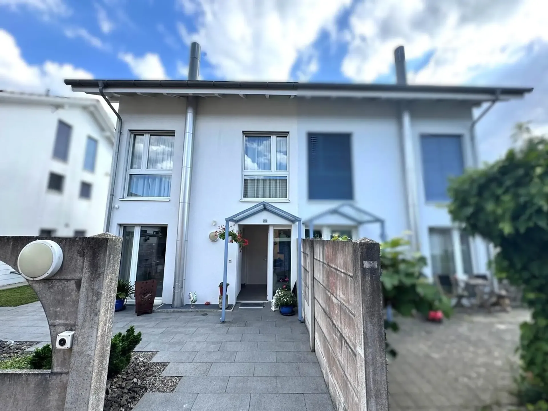 Maison mitoyenne à deux familles avec piscine, serre et salle de fête