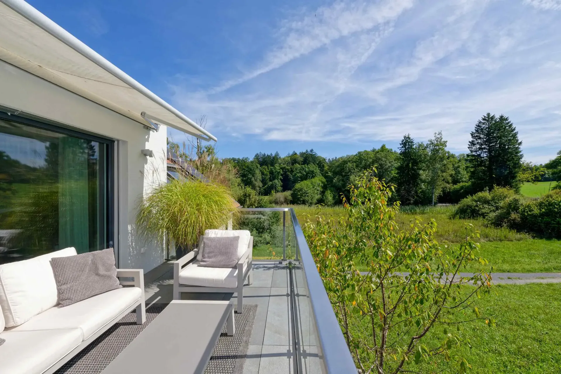 166 m² d'espace de vie avec deux terrasses et une vue dégagée sur la verdure