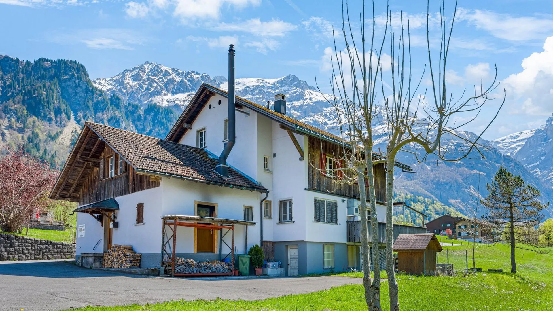 Gastronomie avec habitation dans un décor de montagne
