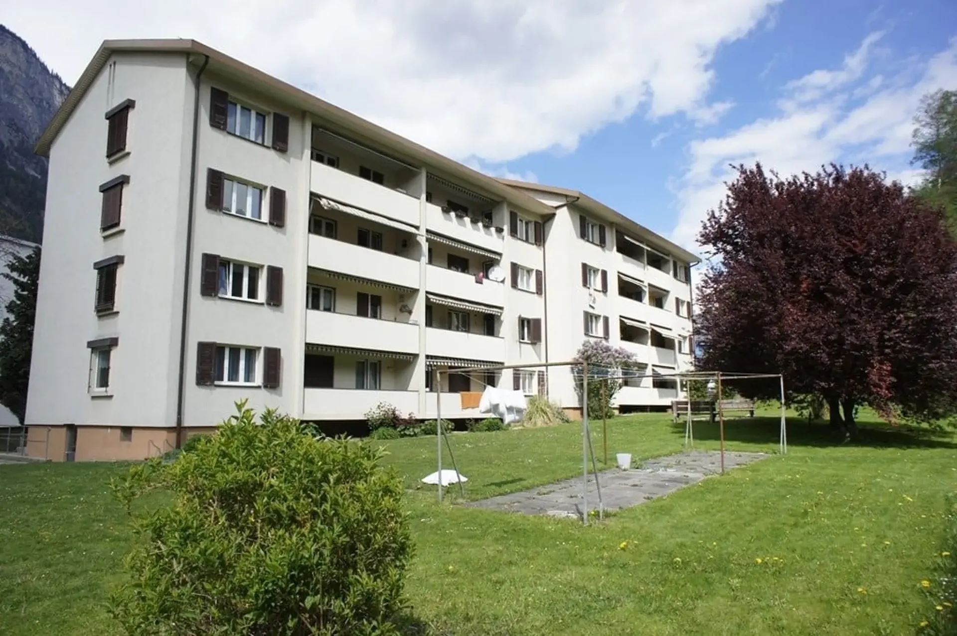 Sunny living with balcony in a green area!