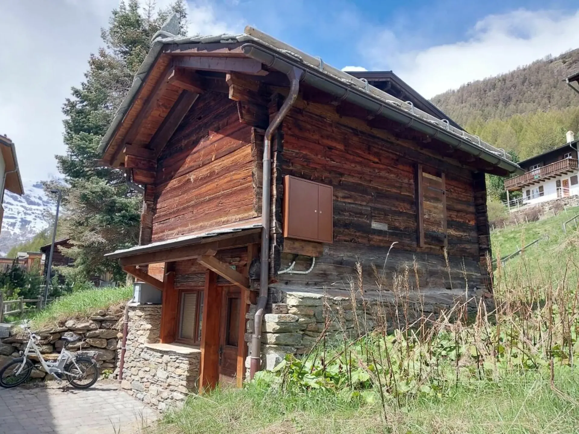 Brand new gem in the sunny Wildi in Saas-Fee. Main residence = place of residence and tax domicile Saas-Fee.