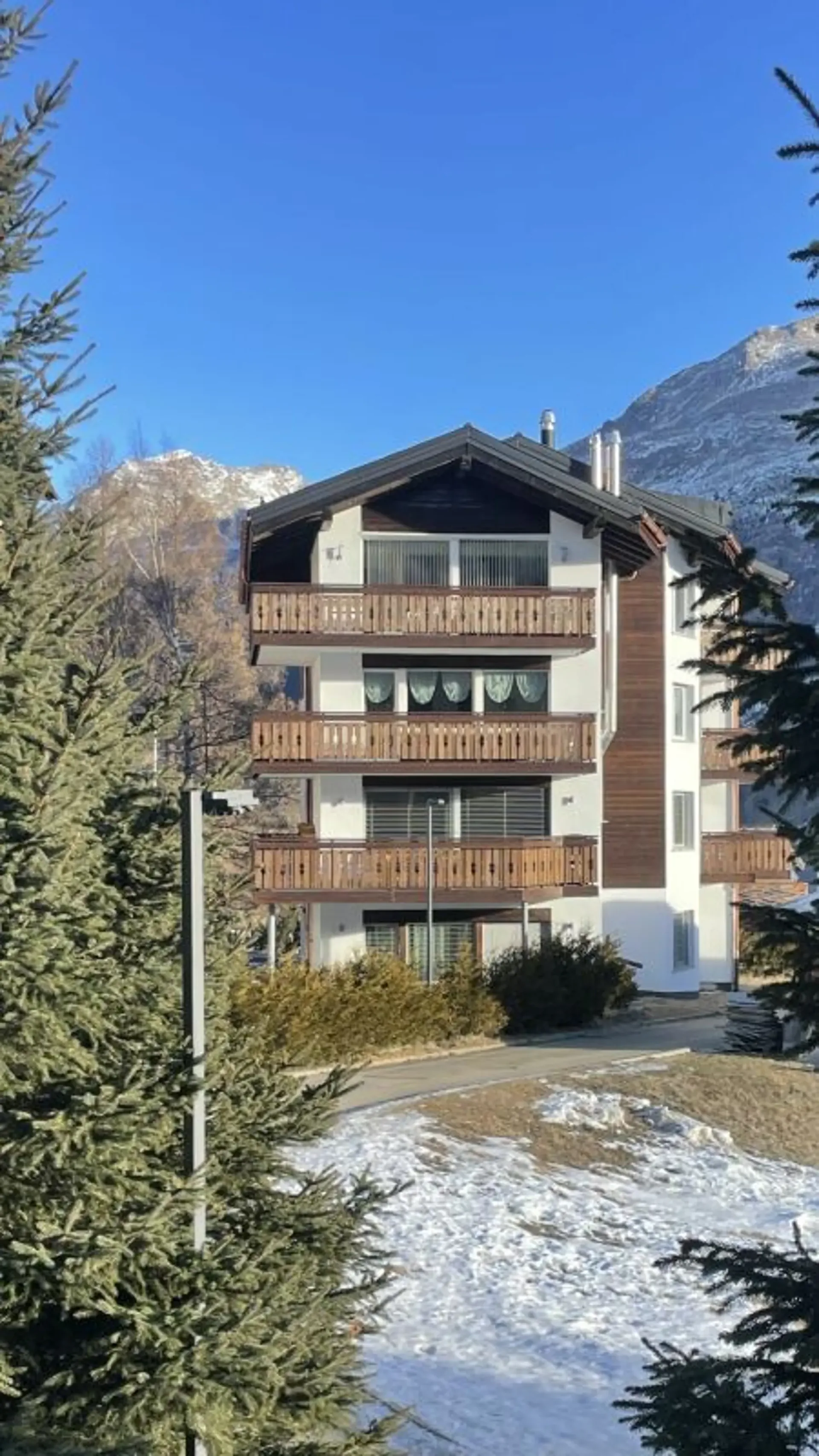 Residence in the sunny Wildi 5 bedroom apartment. Very attractive price!