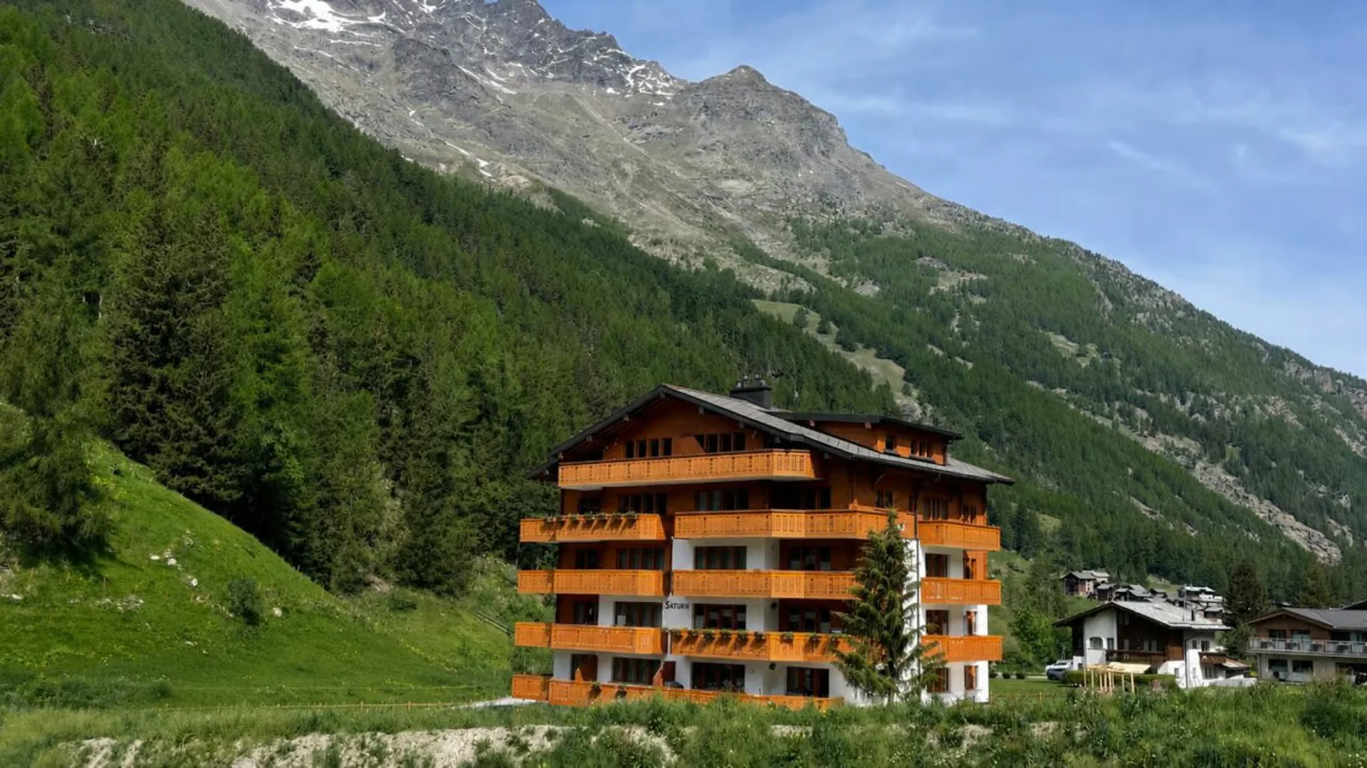 Modern 4.5 room apartment with unobstructed view. 3rd floor south-east with morning and afternoon sun.