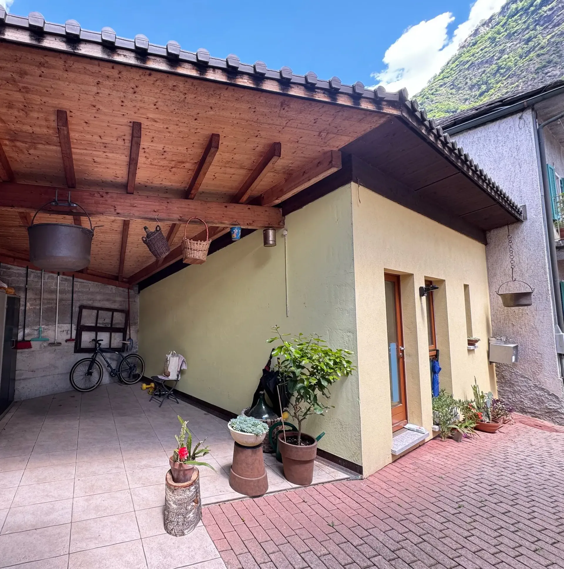 House with 5.5 rooms and a monolocal apartment rented in the nucleus of Biasca
