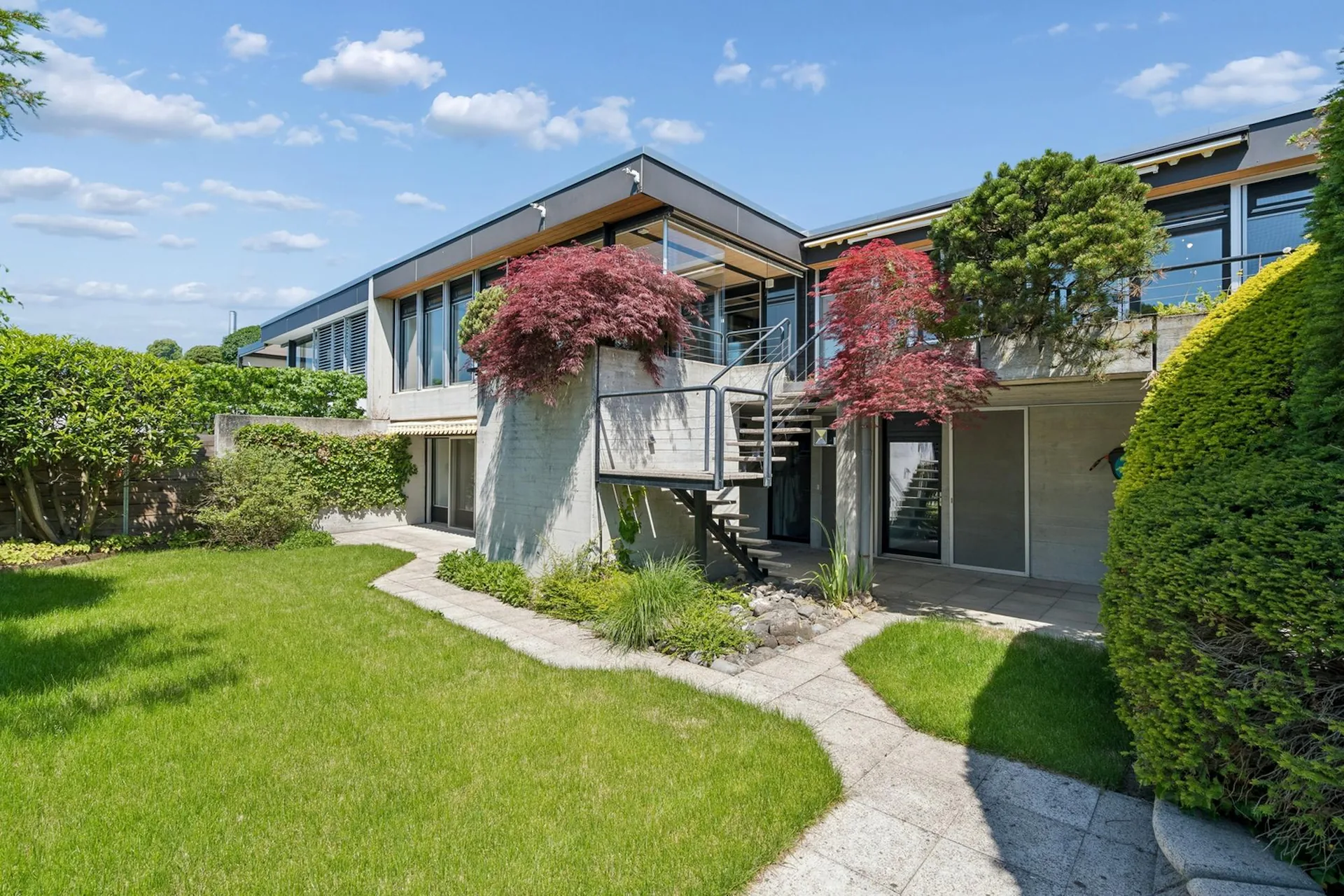 Dreamy single-family house in Kempraten with lake view