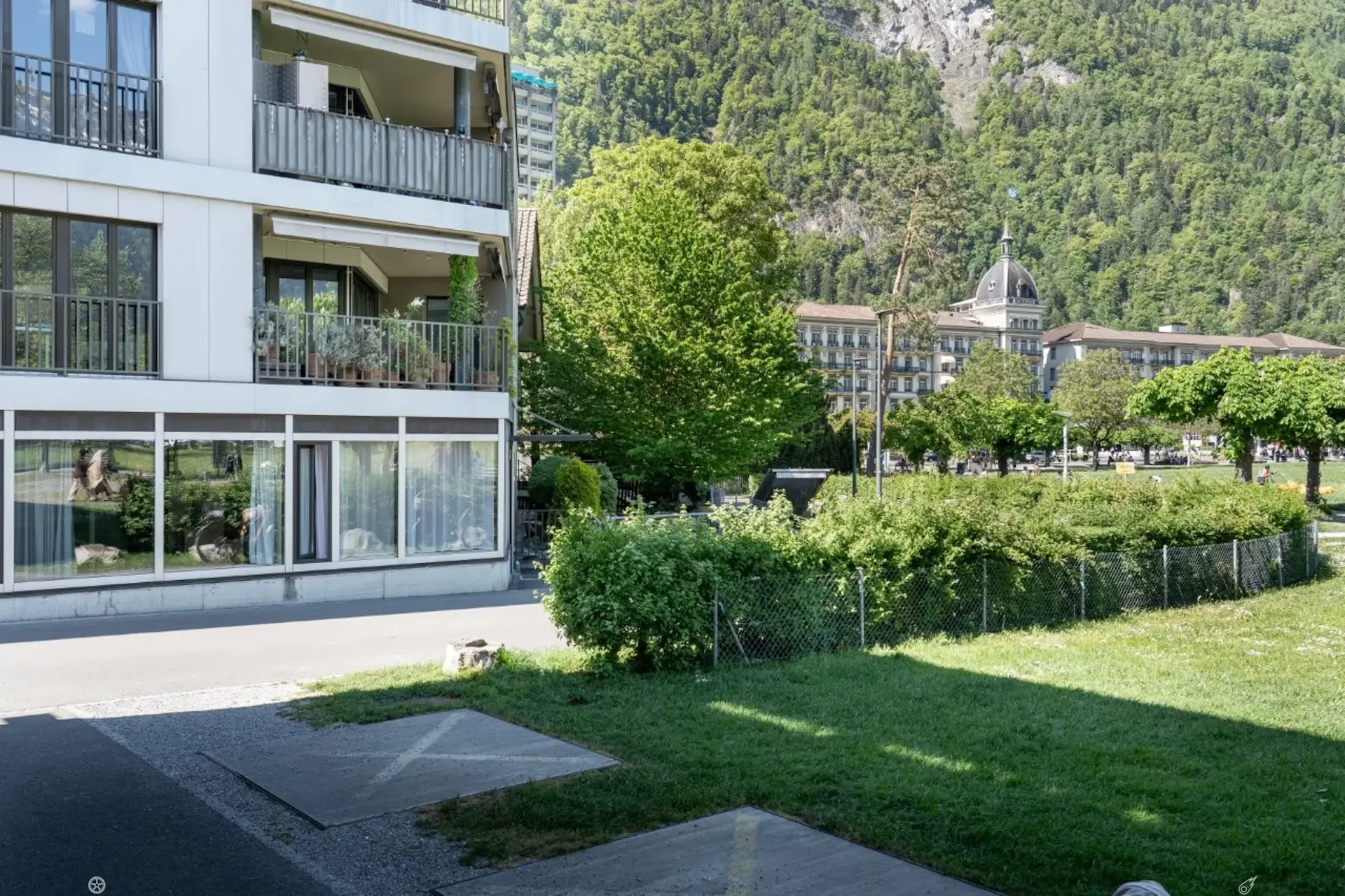 Versatile 5-room unit at top location in Interlaken – living or working with style