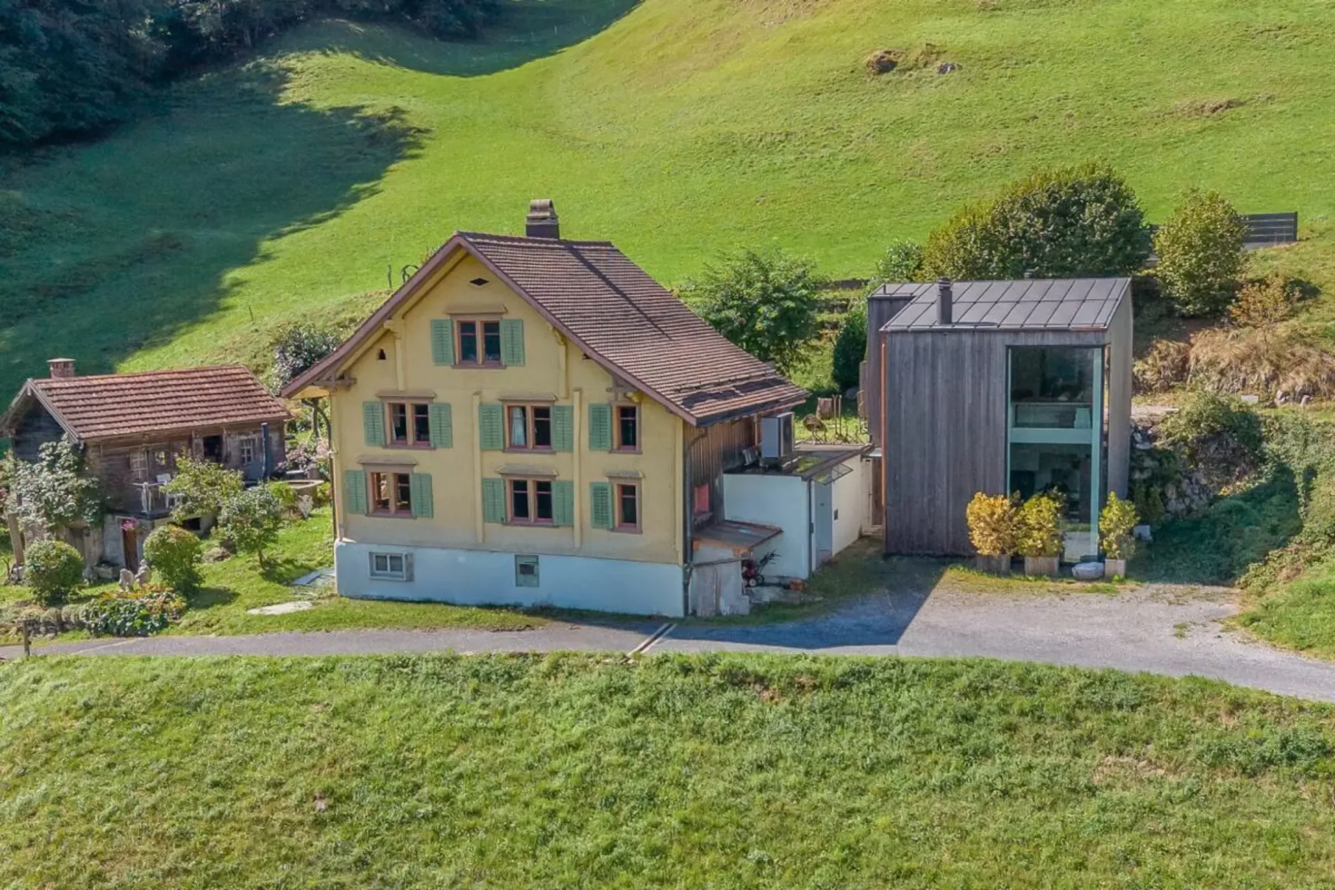 Hameau avec maison d'hôtes et vue sur le lac de Walensee