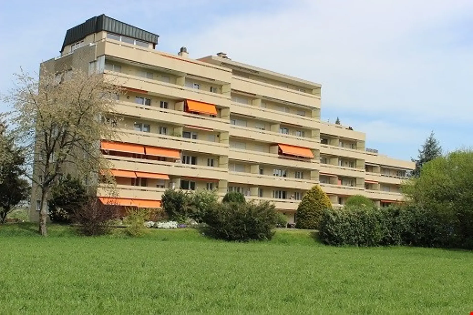 Appartement 4,5 pièces au 2e étage (94 m2) avec balcon (16 m2), incluant un parking dans AEH