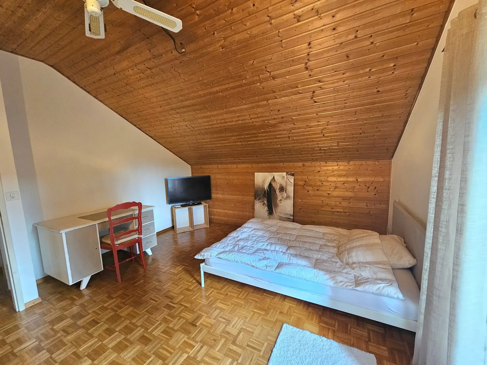 Zimmer mit möblierter Einrichtung und eigenem Badezimmer im Haushalt