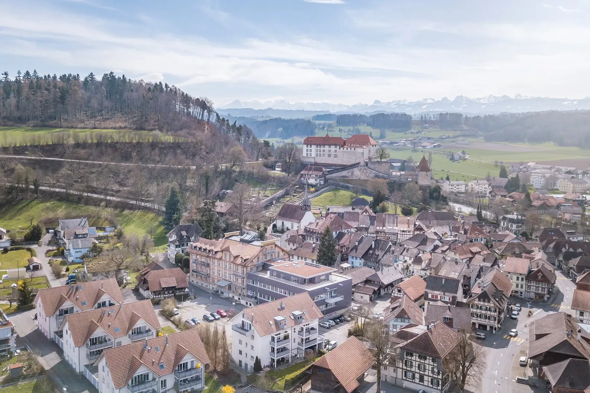 Ruhige, sehr grosse 3.5-Zimmer-Loftwohnung (154m2) im Herzen von Laupen