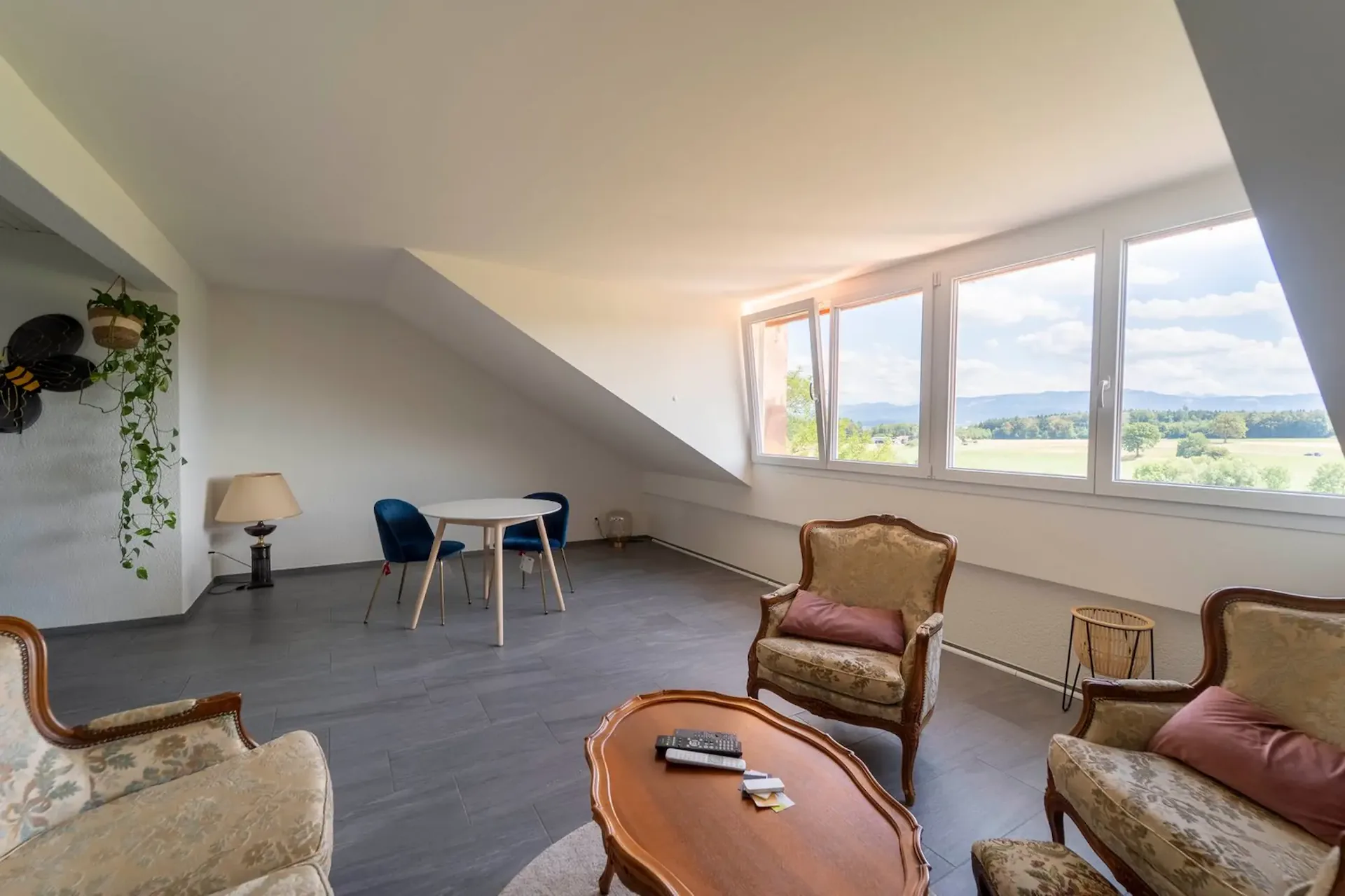 Appartement de 4.5 pièces sous les toits avec séjour entièrement repensé
