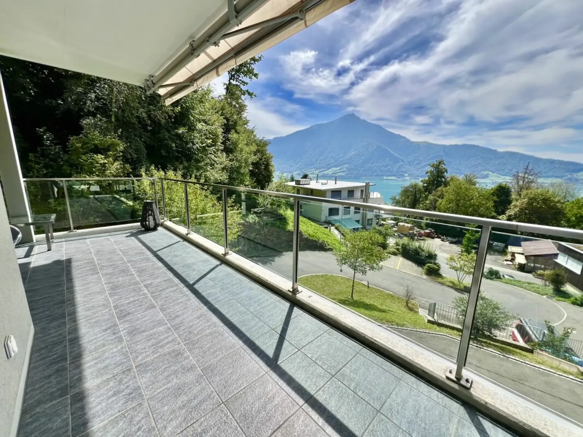 Elegance: Exclusive Furnished 3.5-Room Apartment with Rigi and Lake View