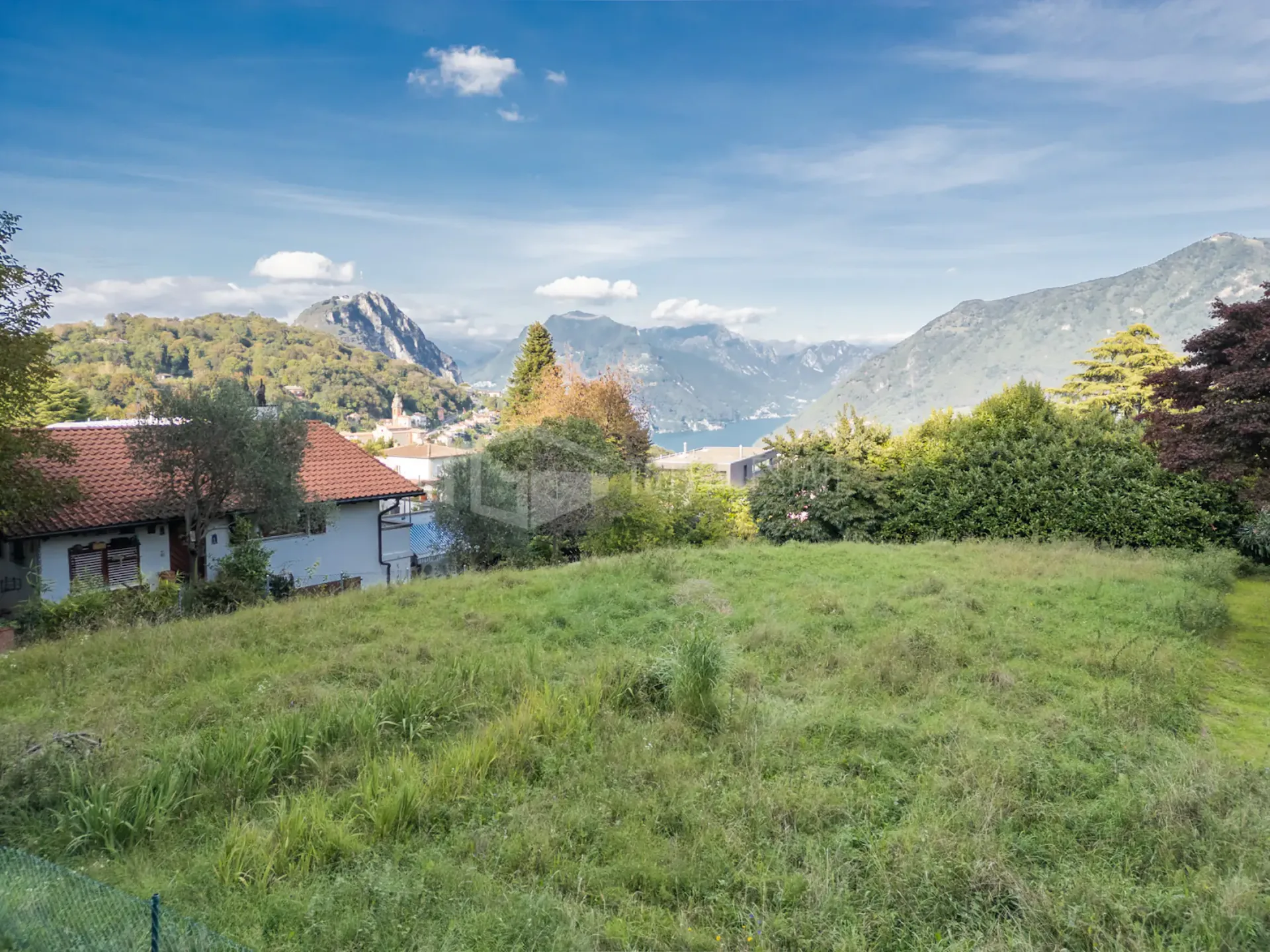 Bauplatz mit teilweisem Seeblick und ebener Oberfläche