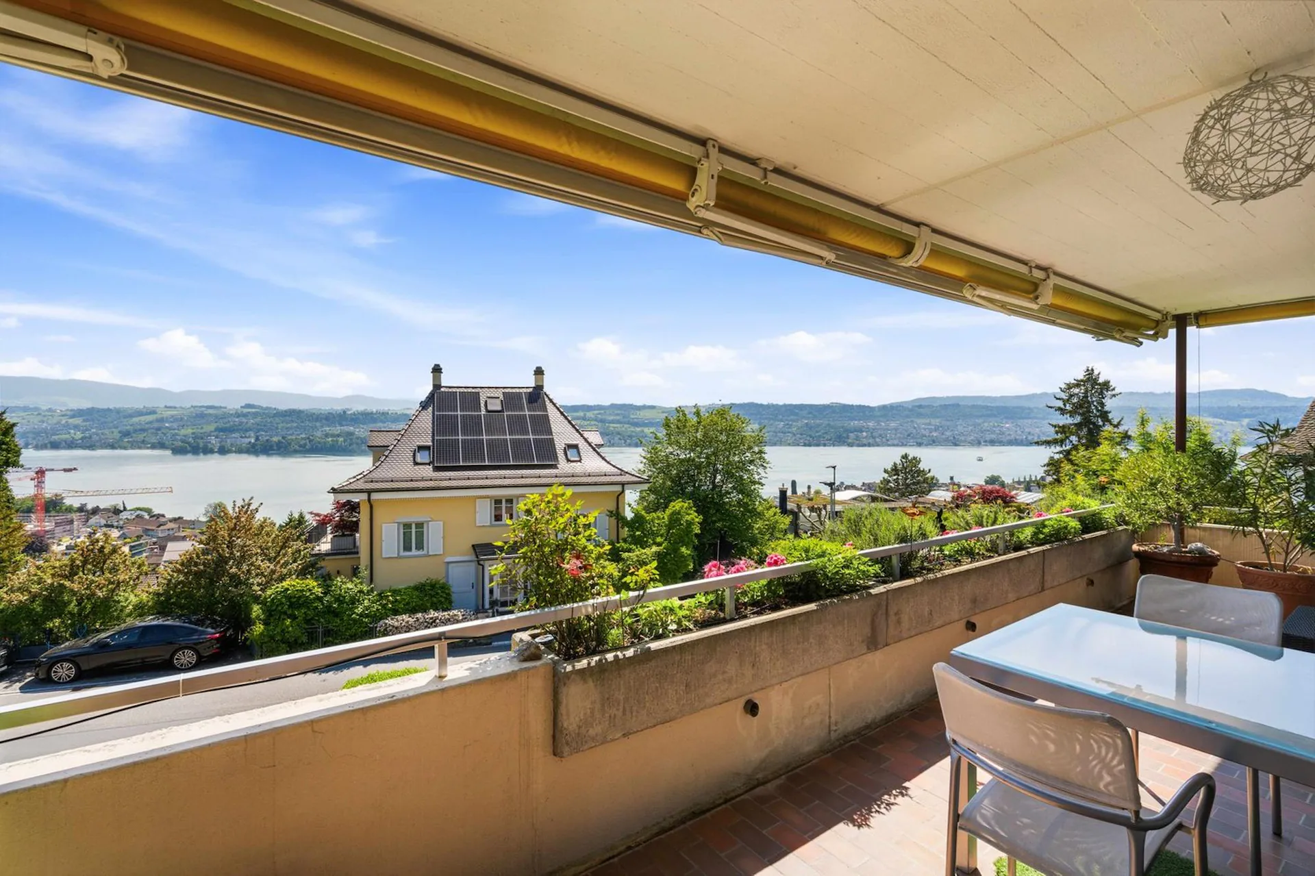 Charming 4.5-room attic apartment with lake view in Meilen