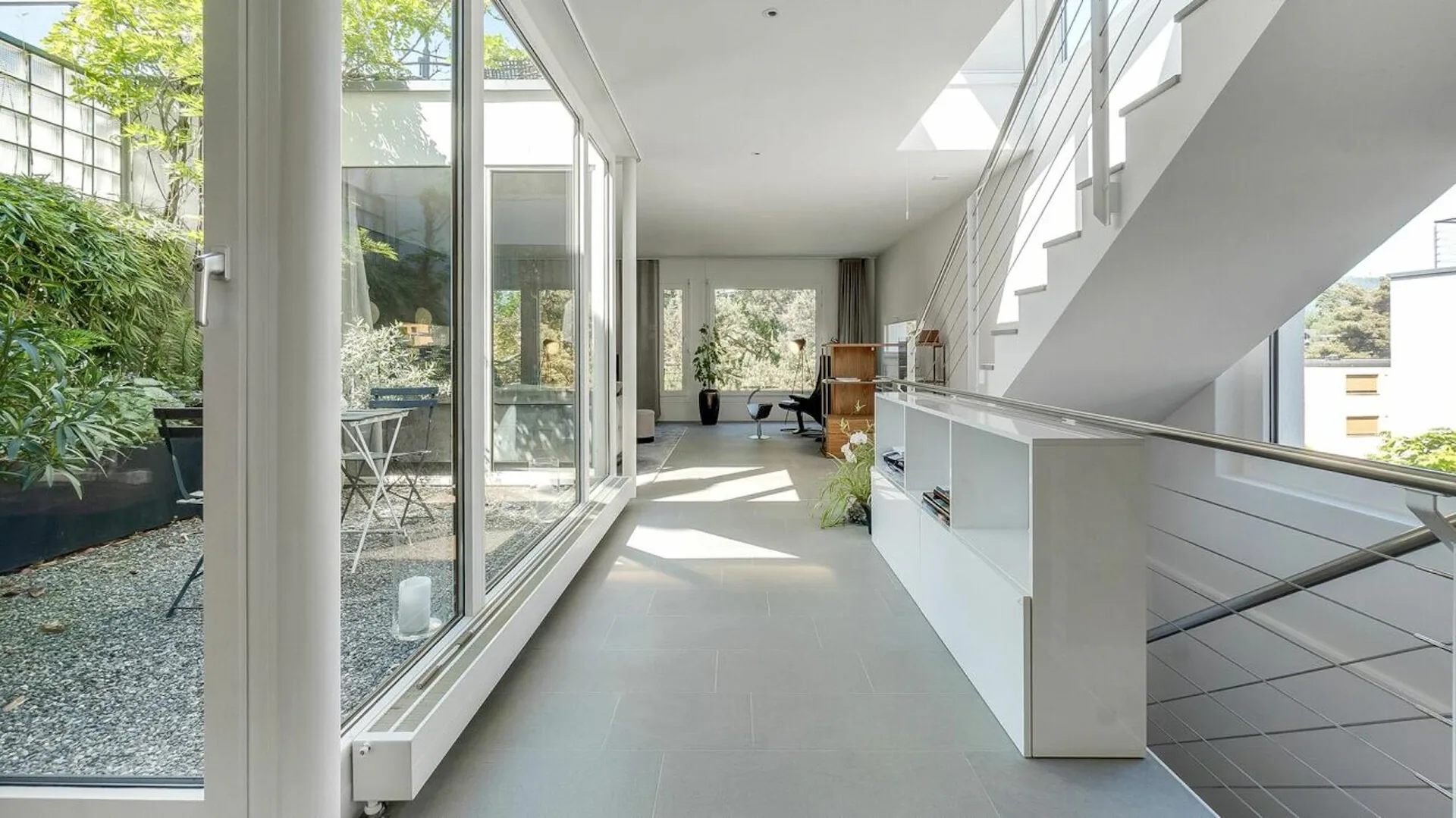 In questa casa, la luce è a casa, circondata da un giardino idilliaco
