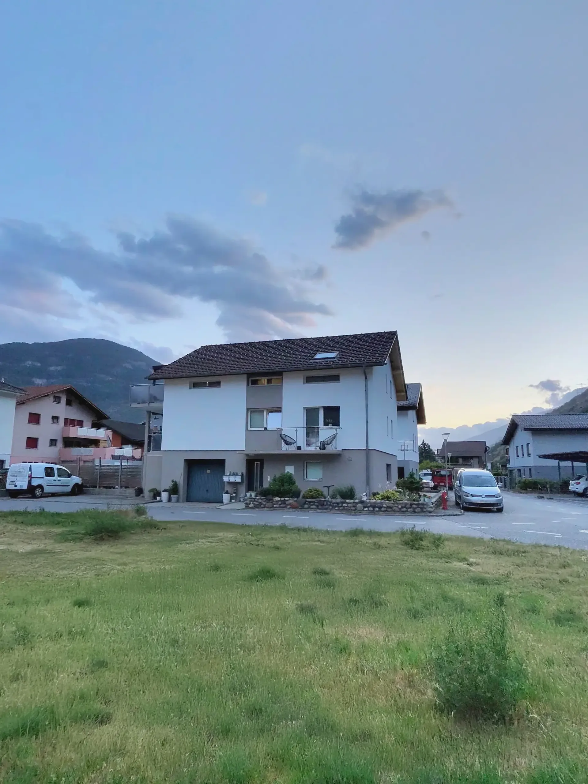 Komplett renoviertes Mehrfamilienhaus mit 3 Wohneinheiten, Garage und
