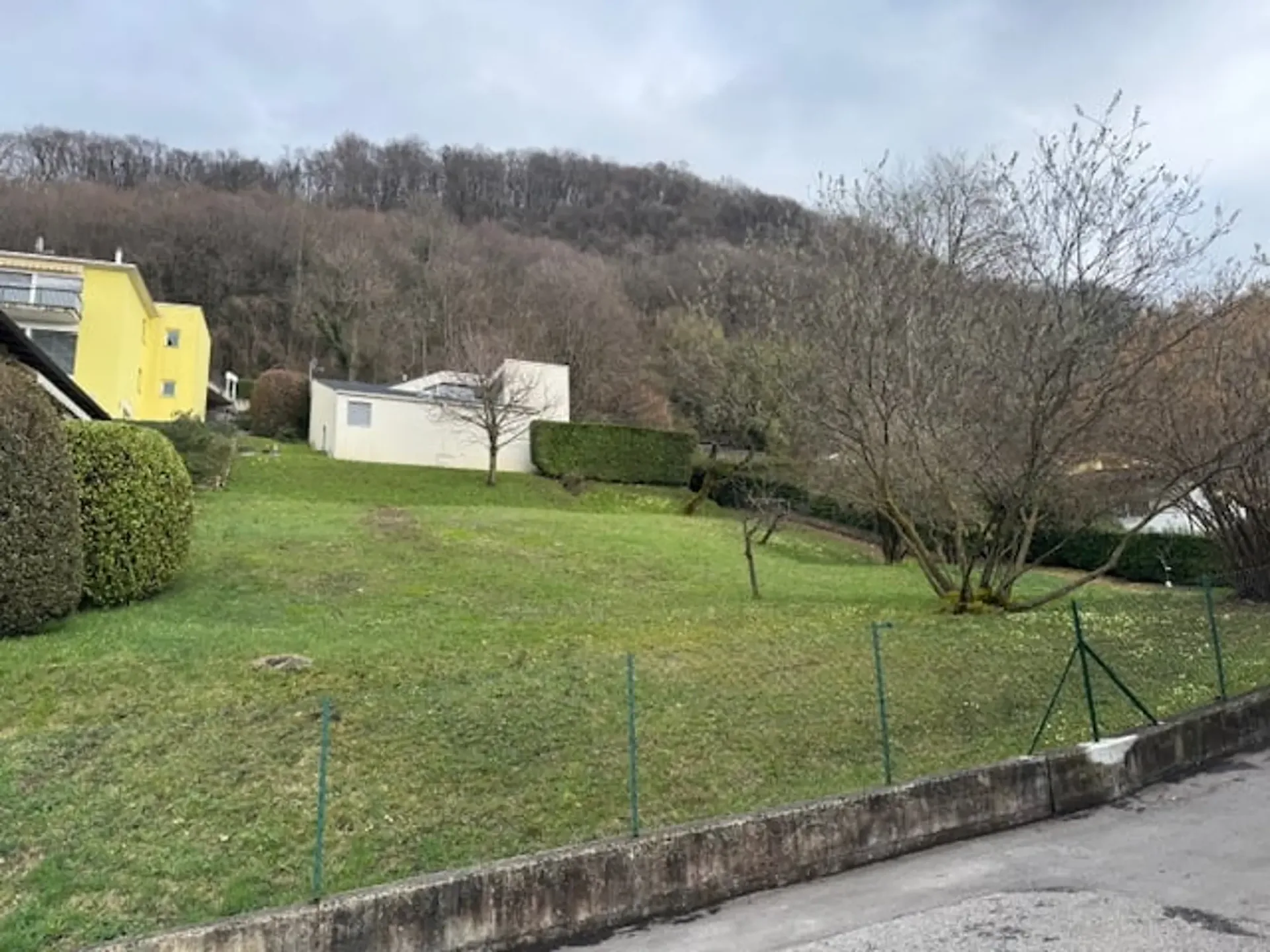 Baugrundstück in Carabbia mit Panoramablick für Villa oder für PPP mit zwei oder drei Einheiten