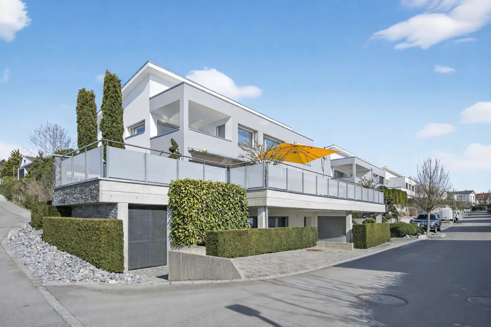 Spacious living with a far-reaching view: 5.5 room single-family house with a separate 3.5 room apartment