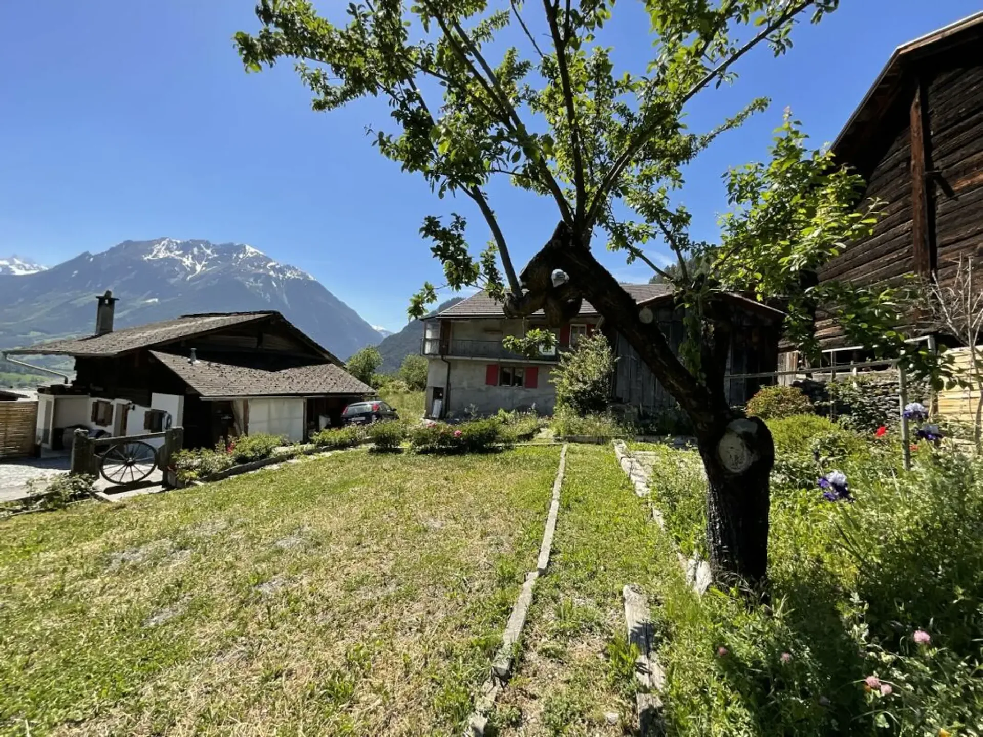 Apartment and land for sale in the village of Vollèges