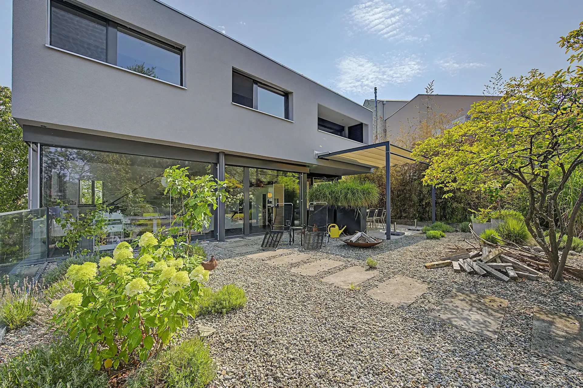 L'architecture rencontre la nature - spacieuse maison unifamiliale avec annexe