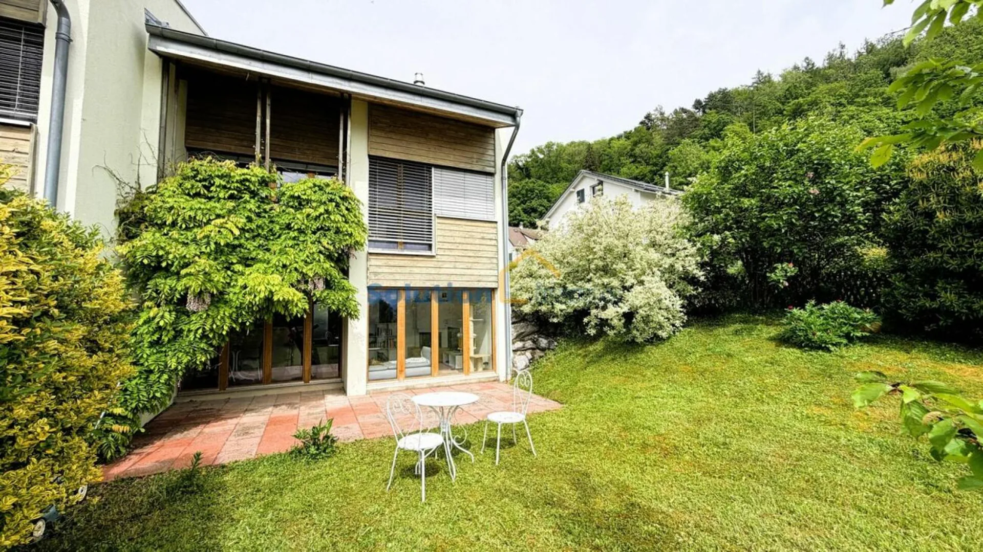 Large adjacent villa with 6,6 rooms