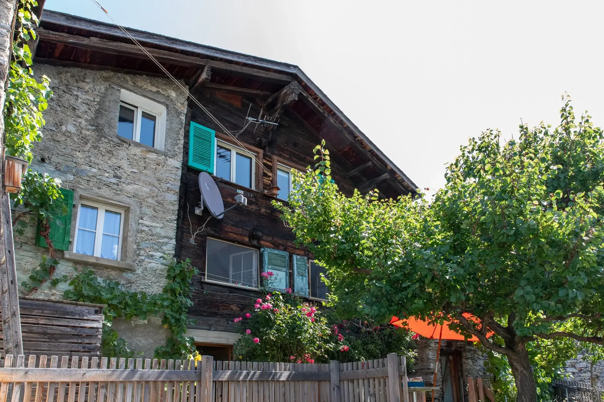 3.5-room apartment in Hohtenn – Historic charm with private garden