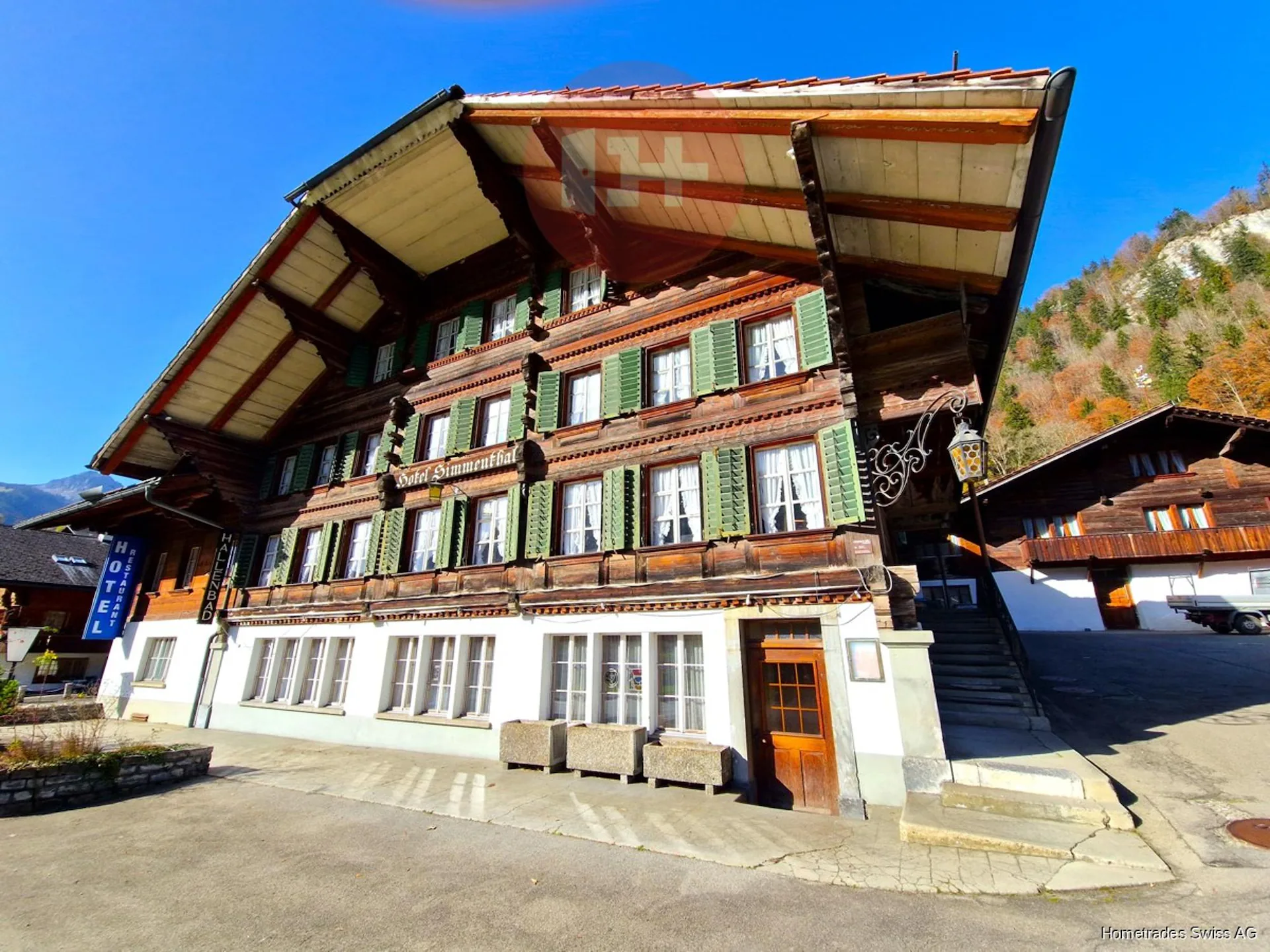 Rustic Simmental Hotel, +Swimming Pool, +7 Carports!