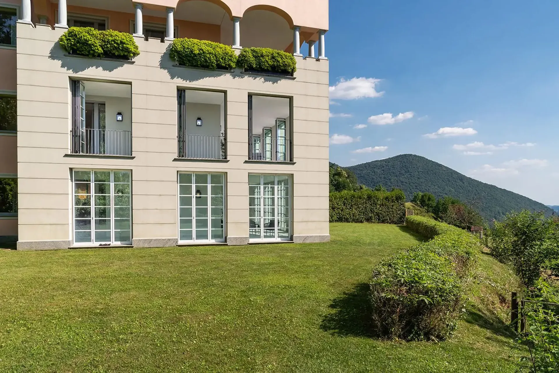 COLLINA D'ORO - AFFITTASI INCANTEVOLE APPARTAMENTO CON GIARDINO PRIVATO E VISTA LAGO (rif. 001)