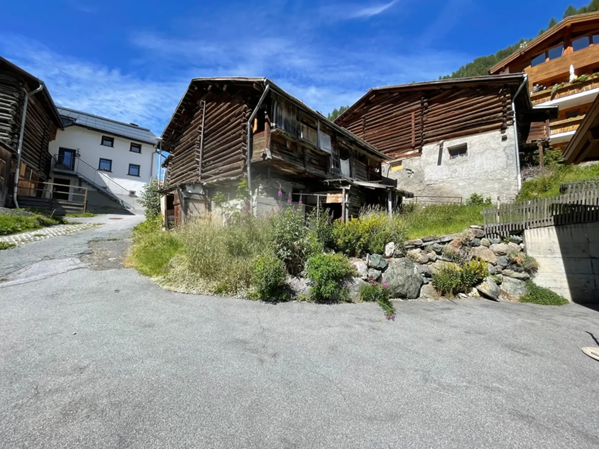 Two barn buildings with development potential in Samnaun-Compatsch