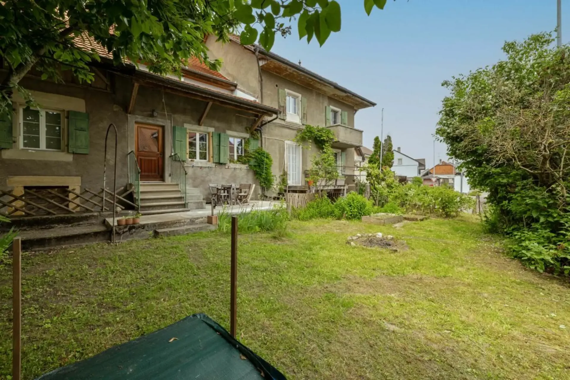 Ein 820 m² großes Bauernhaus mit 3 Wohnungen und 2 teilweise renovierten Scheunen, 8 km von Avenches und 25 km von Neuchâtel und Fribourg entfernt.