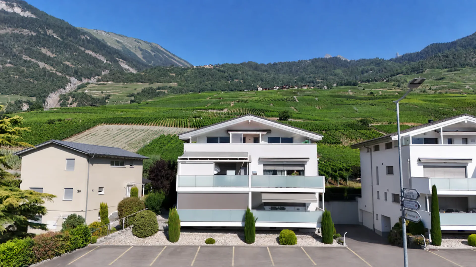 Spacious attic apartment with 4.5 rooms and 146 m2, benefiting from a breathtaking view of the Alps