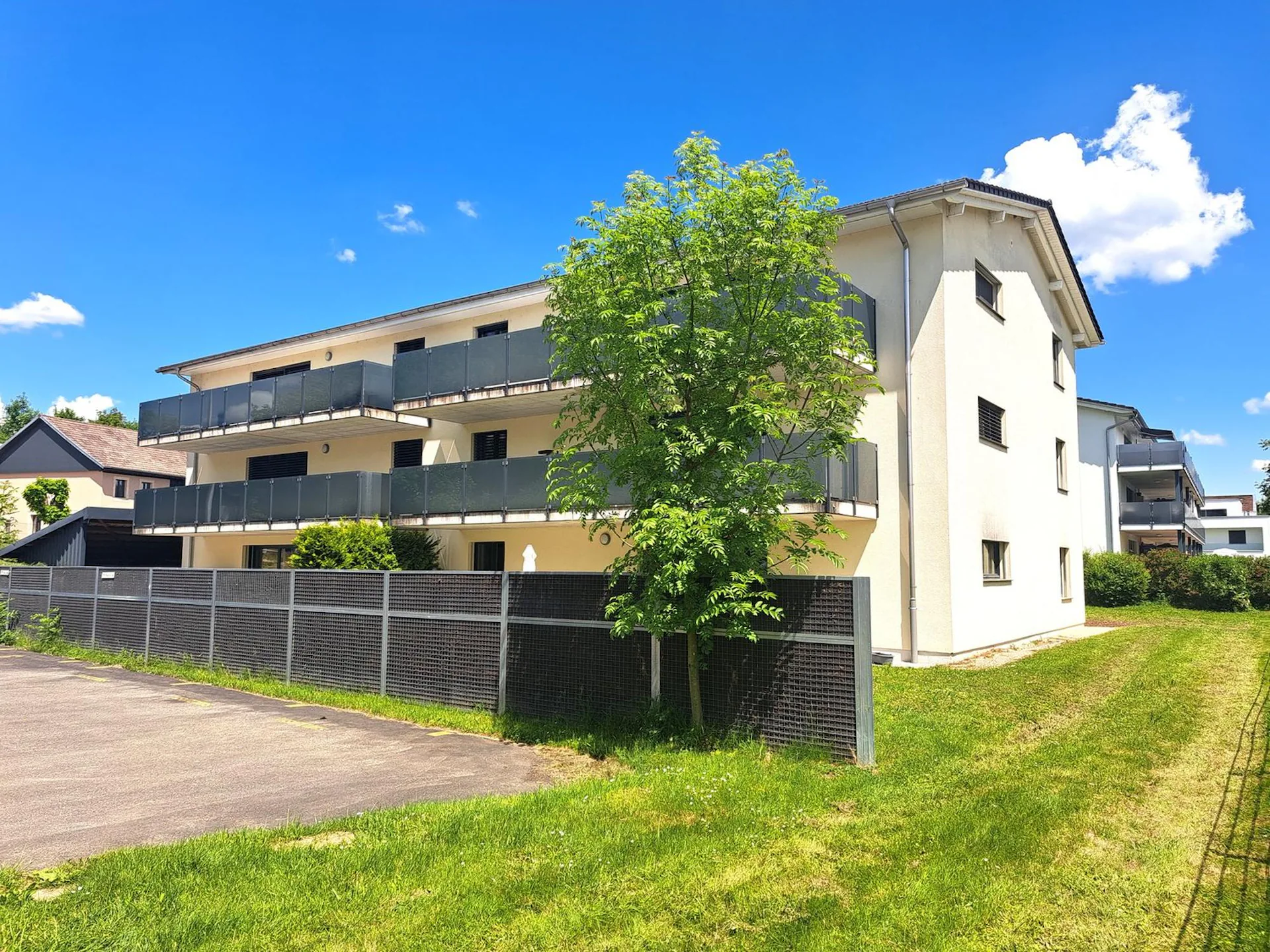 Beautiful and recent building with rental income in excellent condition of 6 apartments with 4.5 rooms for rent