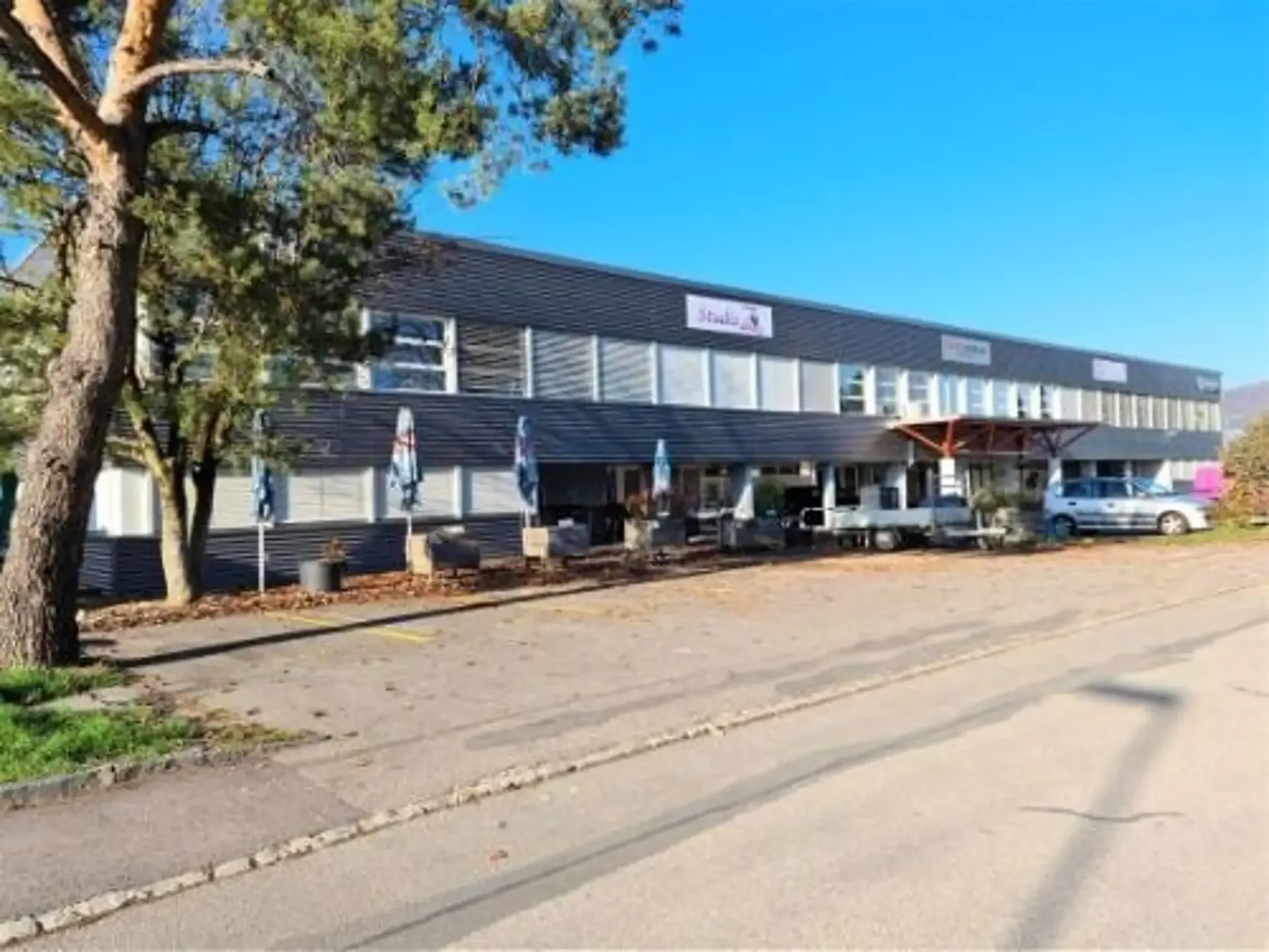 A louer dans grand complexe industriel, artisanal et admin. 3 surfaces de 407 m², 250 m² et 165 m²