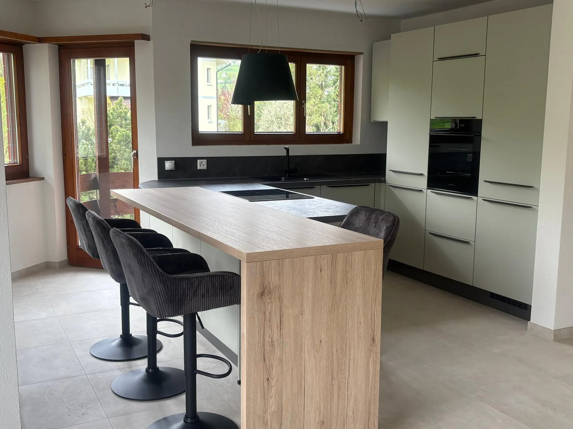 Premier occupation après rénovation – Appartement de 4,5 pièces lumineux avec deux balcons ensoleillés