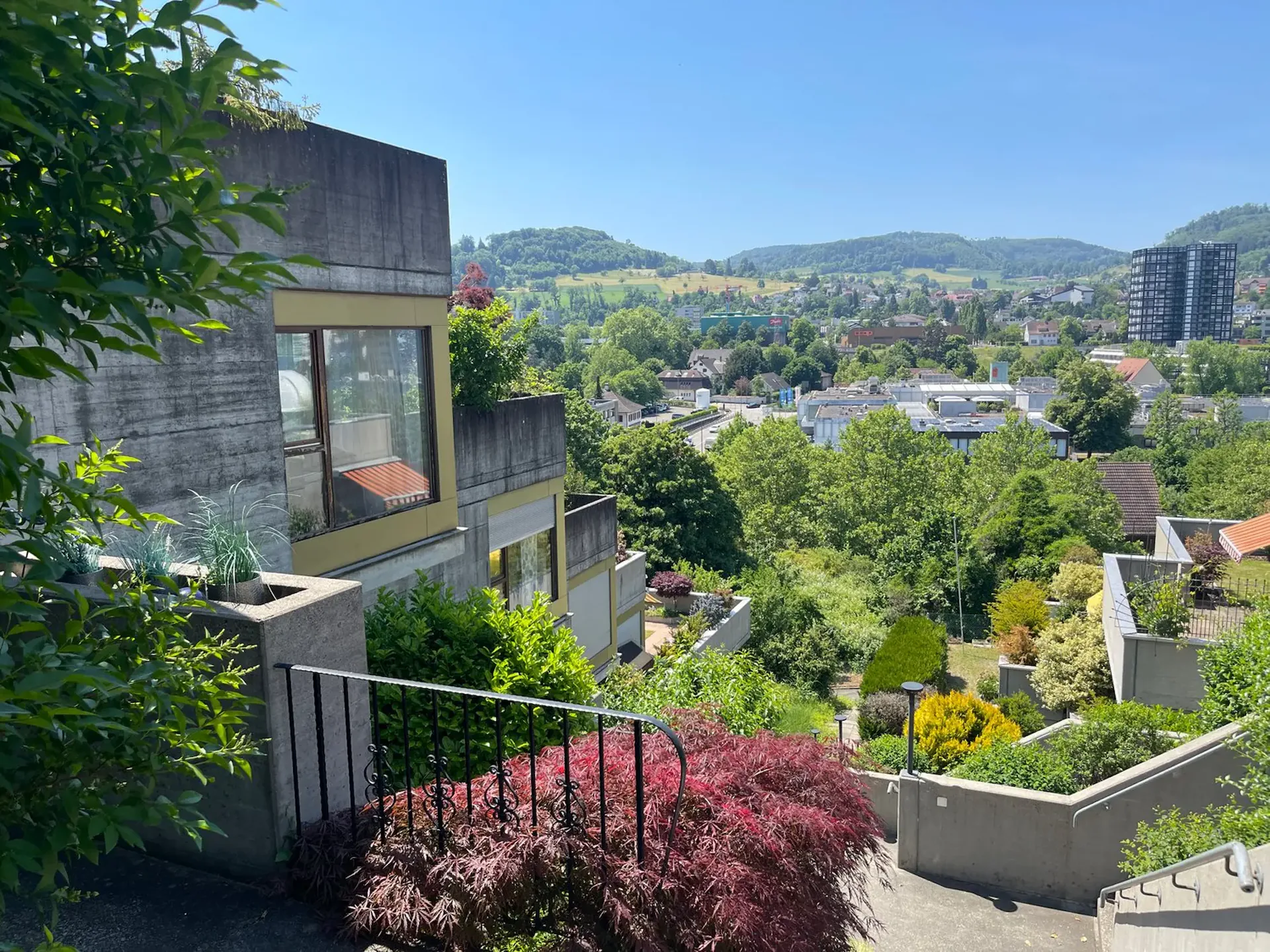 Appartement en propriété de 3,5 pièces avec studio, terrasses spacieuses et emplacement idéal