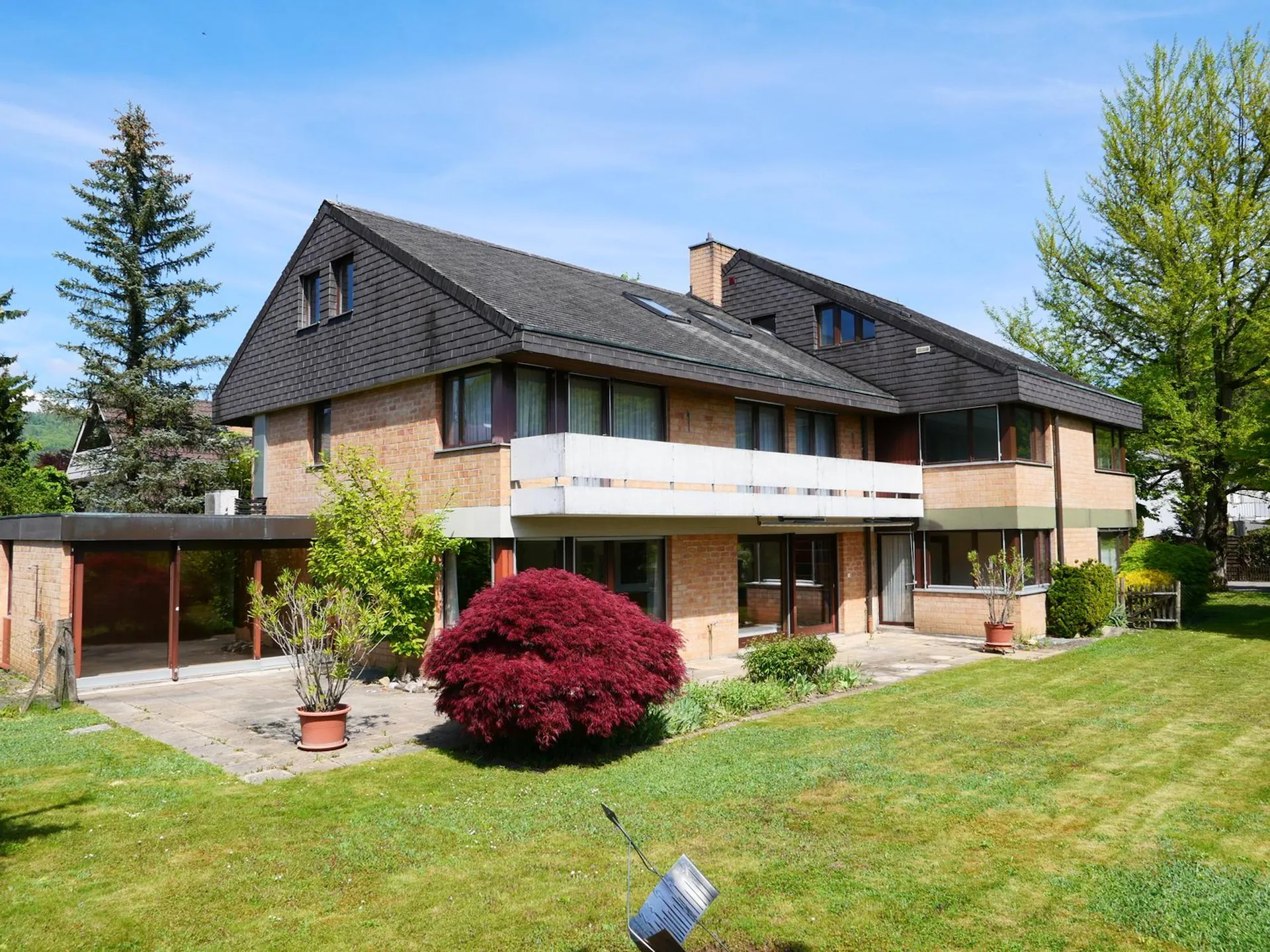 Architecturally stylish and very spacious single-family house or 2-generation house ...