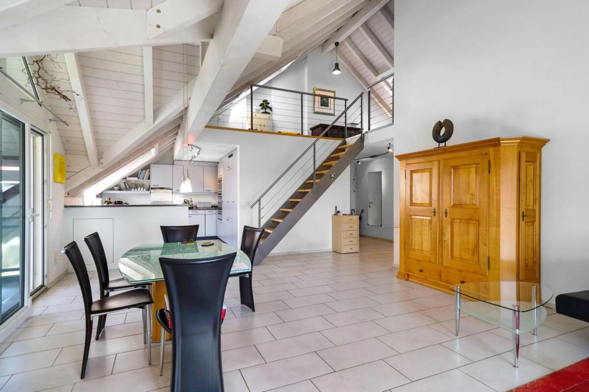 Spacious 5.5-room maisonette apartment in the heart of Studen