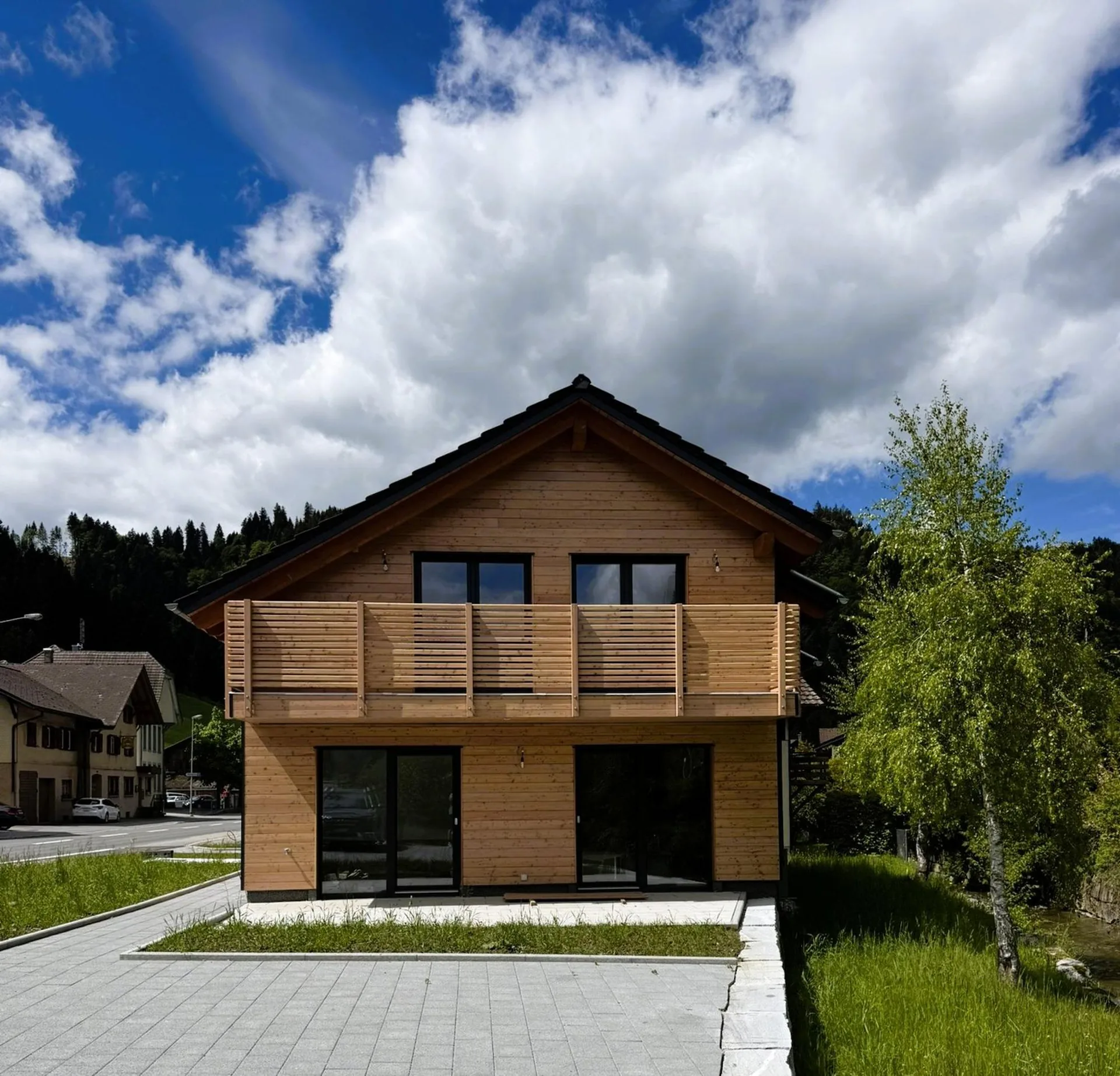 Casa unifamiliare moderna a Wiggen, costruita secondo lo standard Minergie, con grande giardino