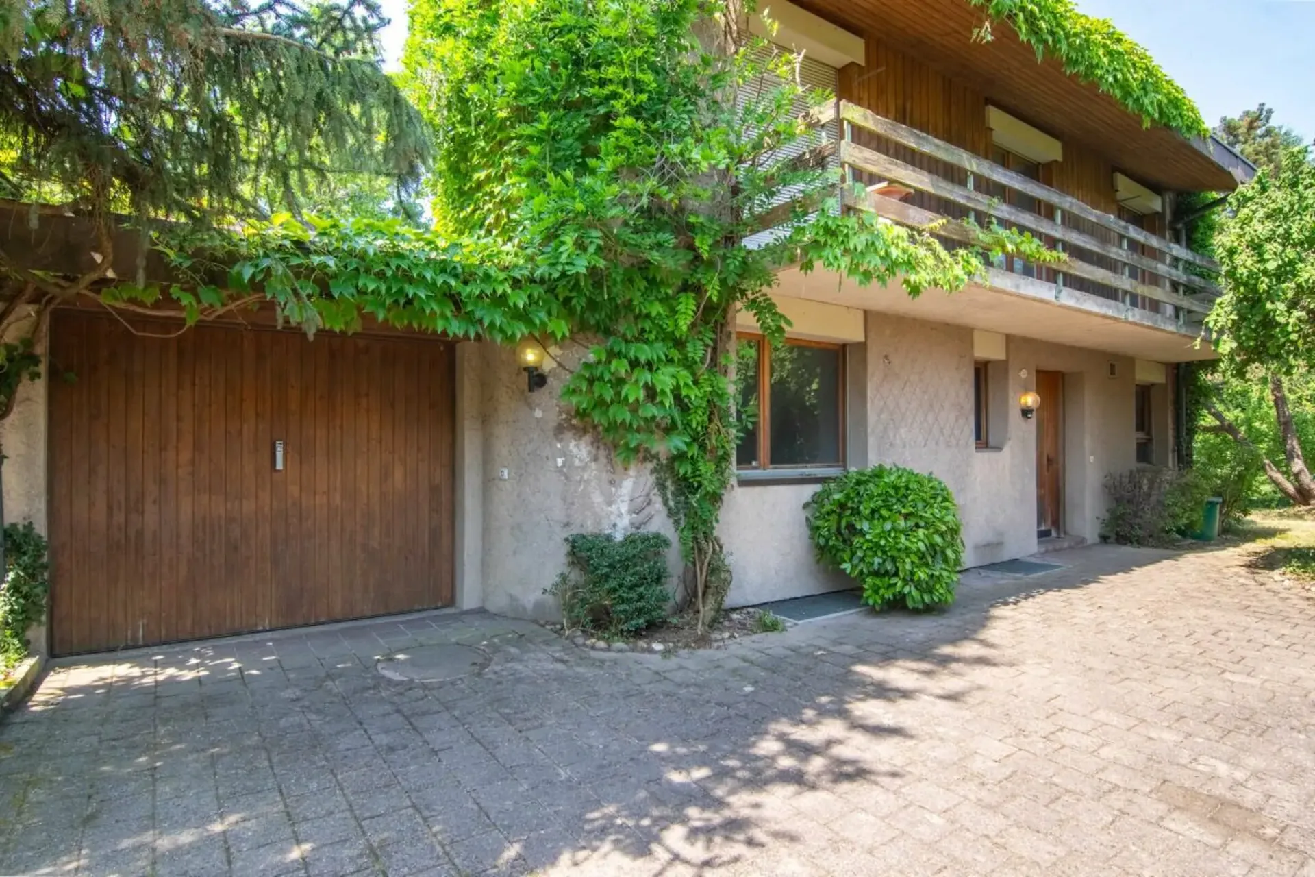 Objet de rénovation avec un grand potentiel de nouvelle construction ou de réaménagement : maison unifamiliale de 5,5 pièces à seulement 10 minutes à pied du lac de Bienne !