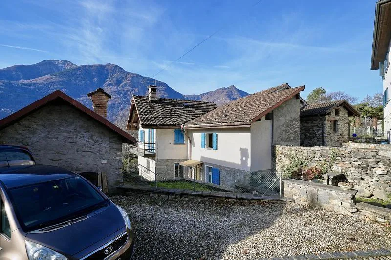 4 1/2-Zimmer-Haus mit zwei Nebengebäuden an sehr ruhiger, sonnijger...