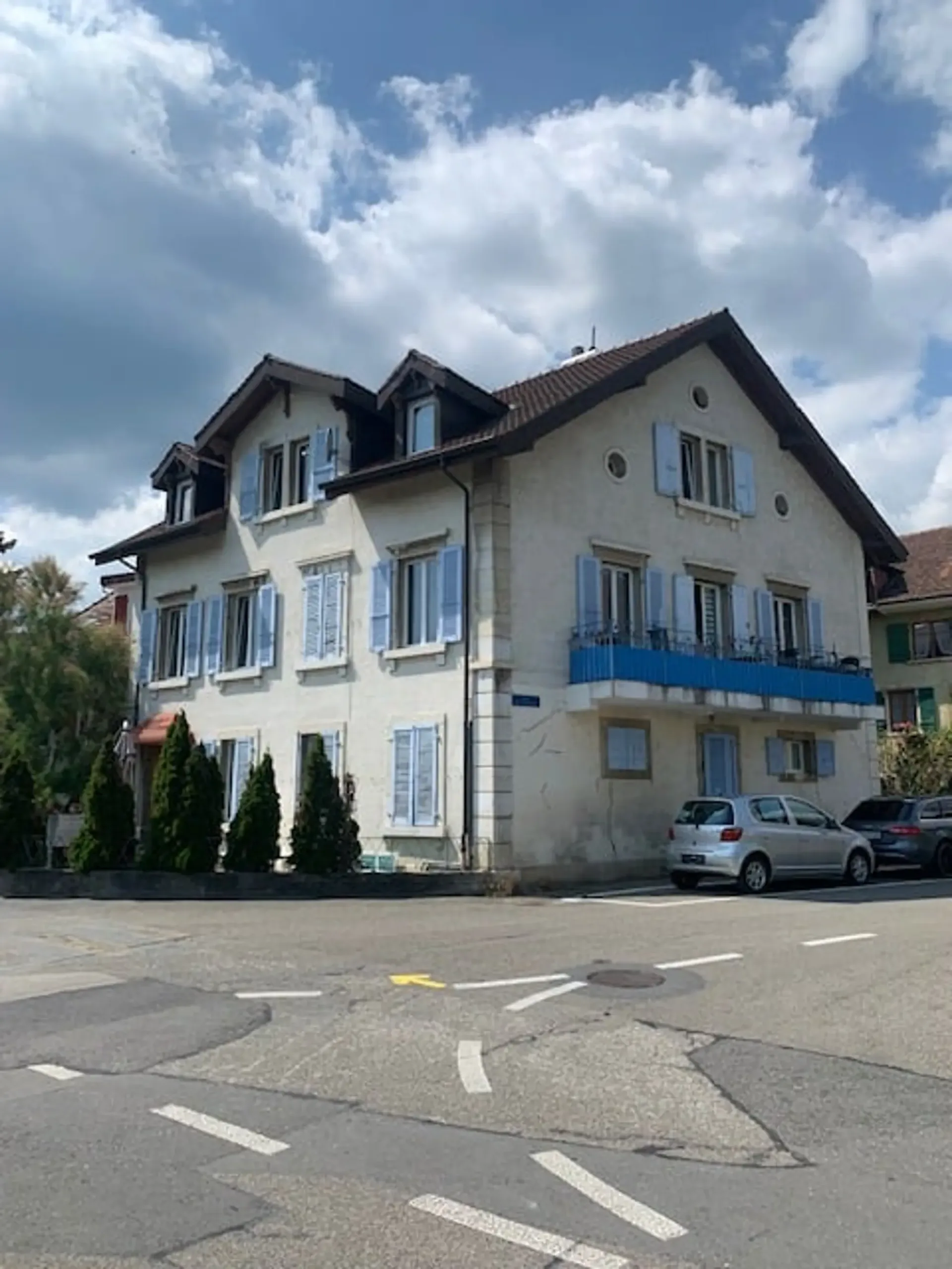 2525 Le Landeron/NE Sale of a building with 3 apartments and 1 office