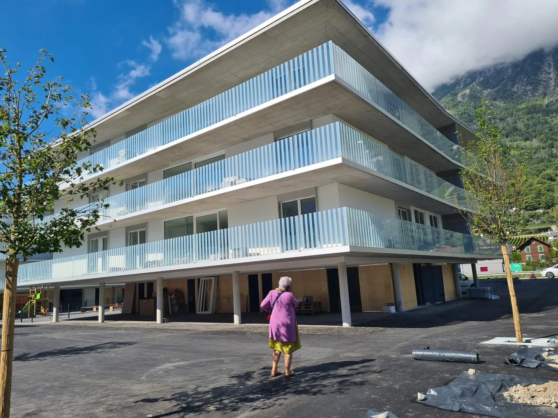 Modern 2.5-room apartment with balcony and mountain view in Fully