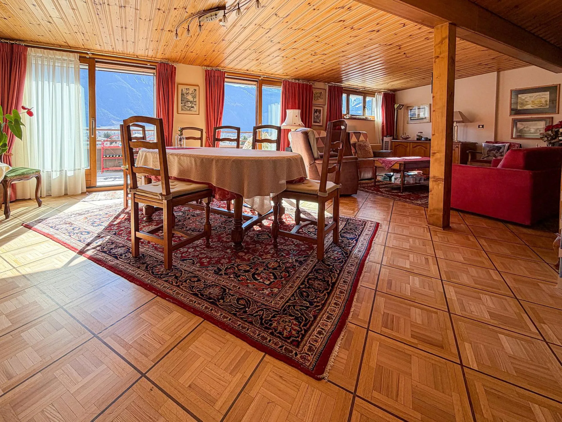 In the center of Fully/VS, incredible 5.5-room attic apartment