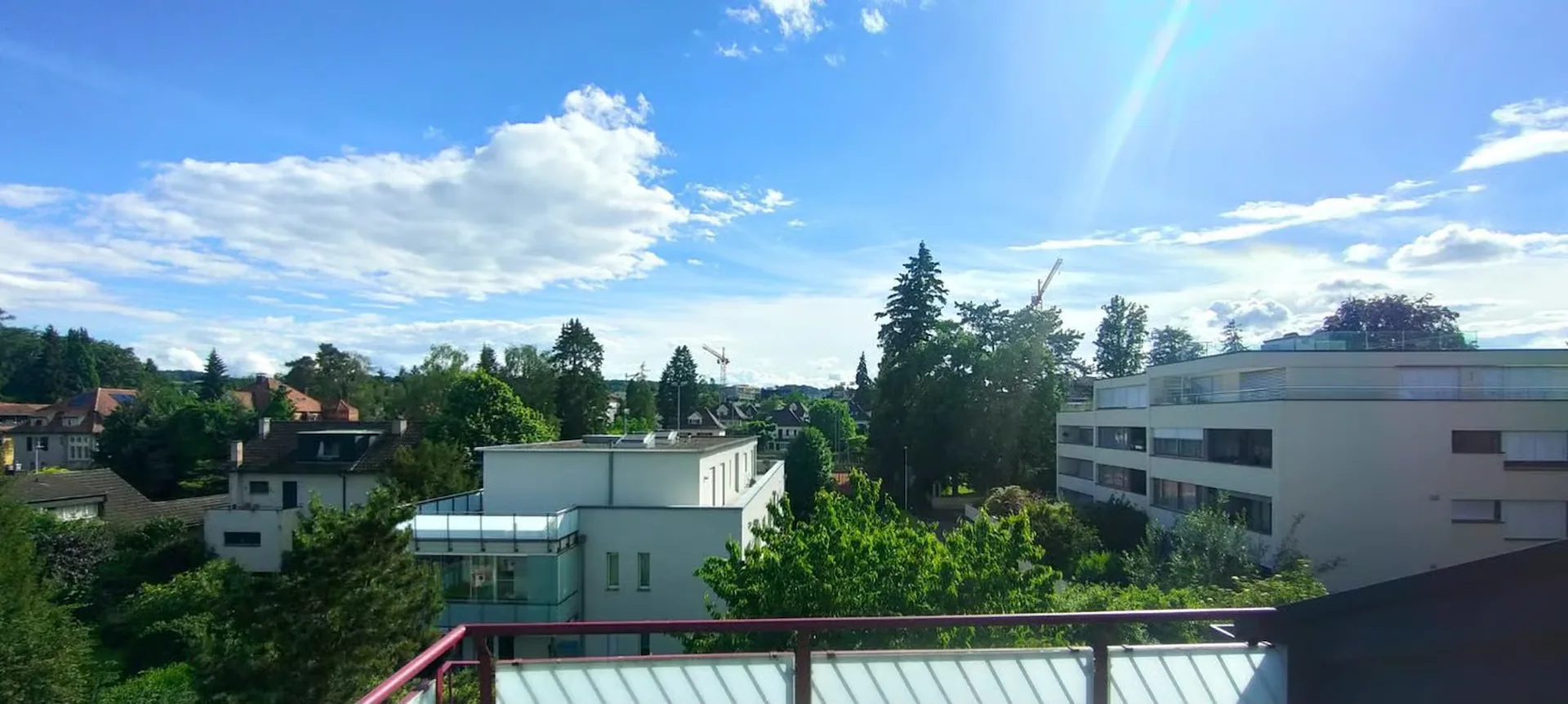 Vue panoramique incluse. Ville et lac à portée de main.