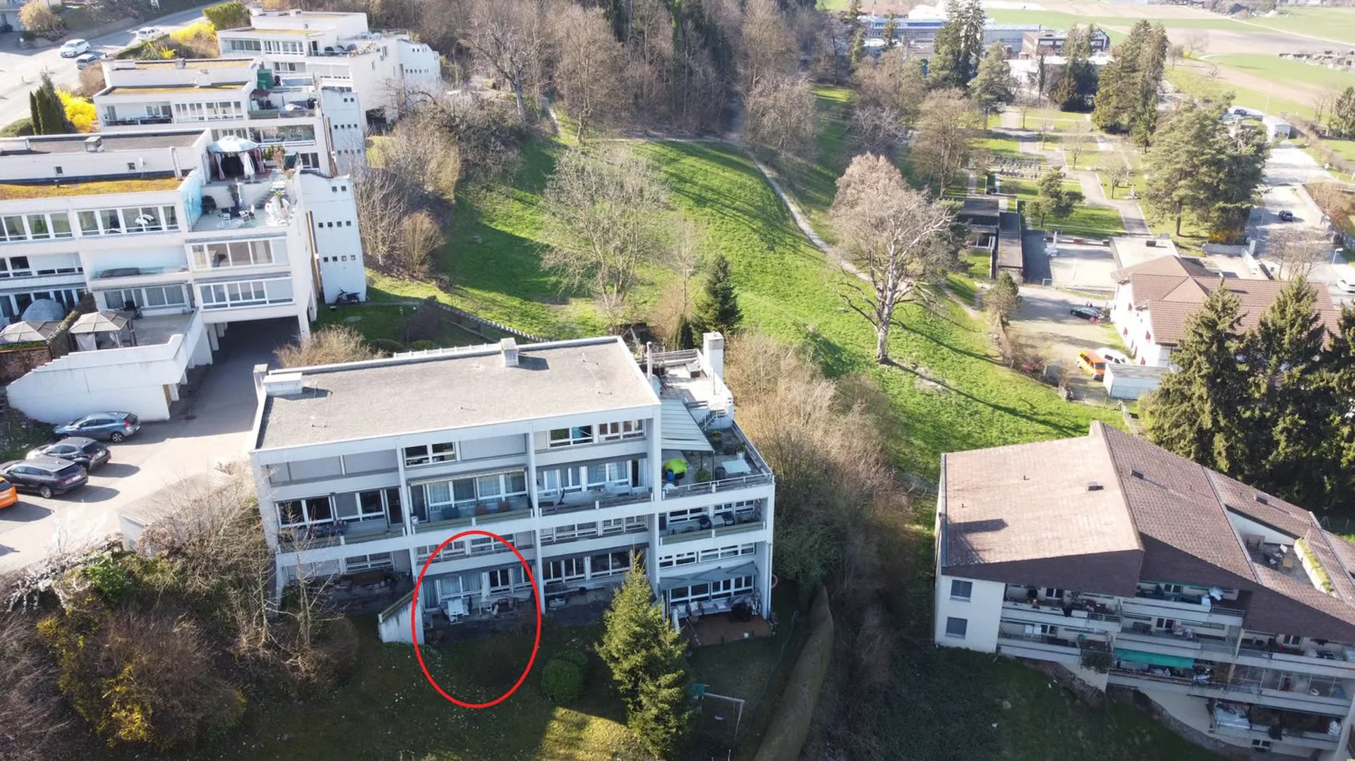 5.5-room maisonette apartment with garden seating area high above Lake Greifensee.