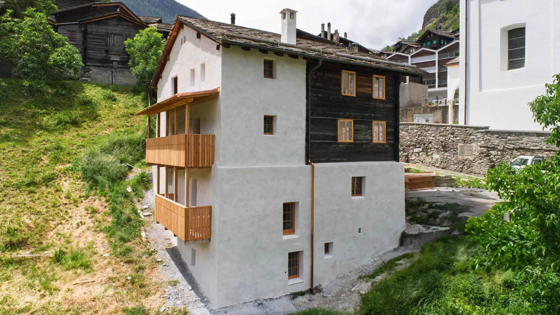 Charming 2.5-room duplex apartment in a historic building in Stalden VS