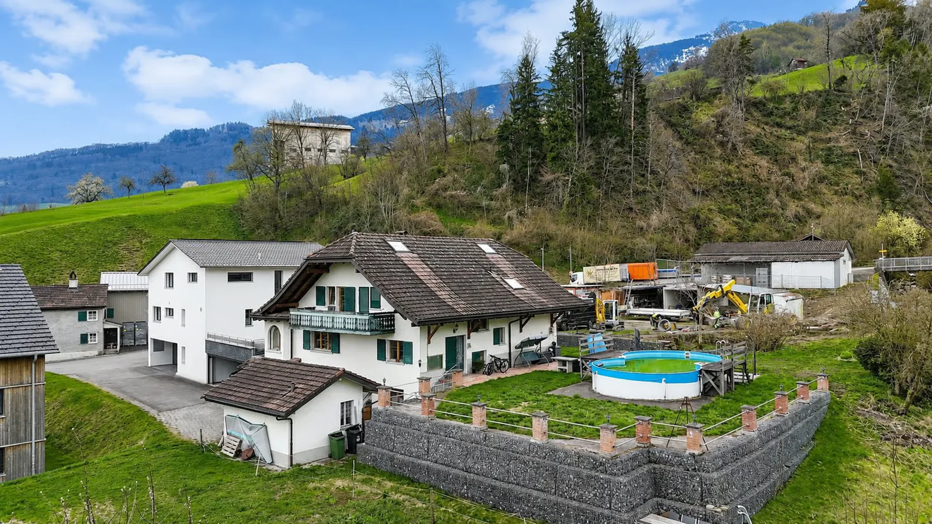 Single-family house with additional apartment