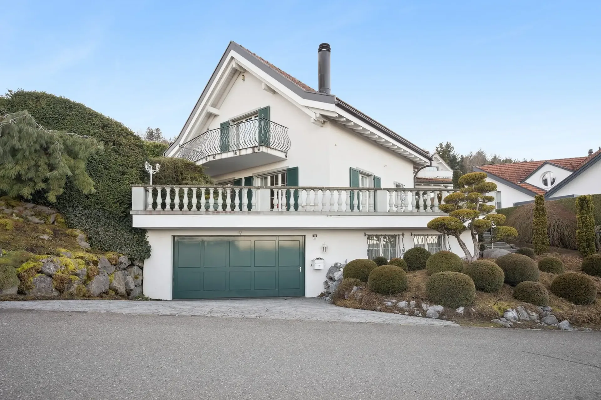 Detached country house with pool in a popular and elevated residential area