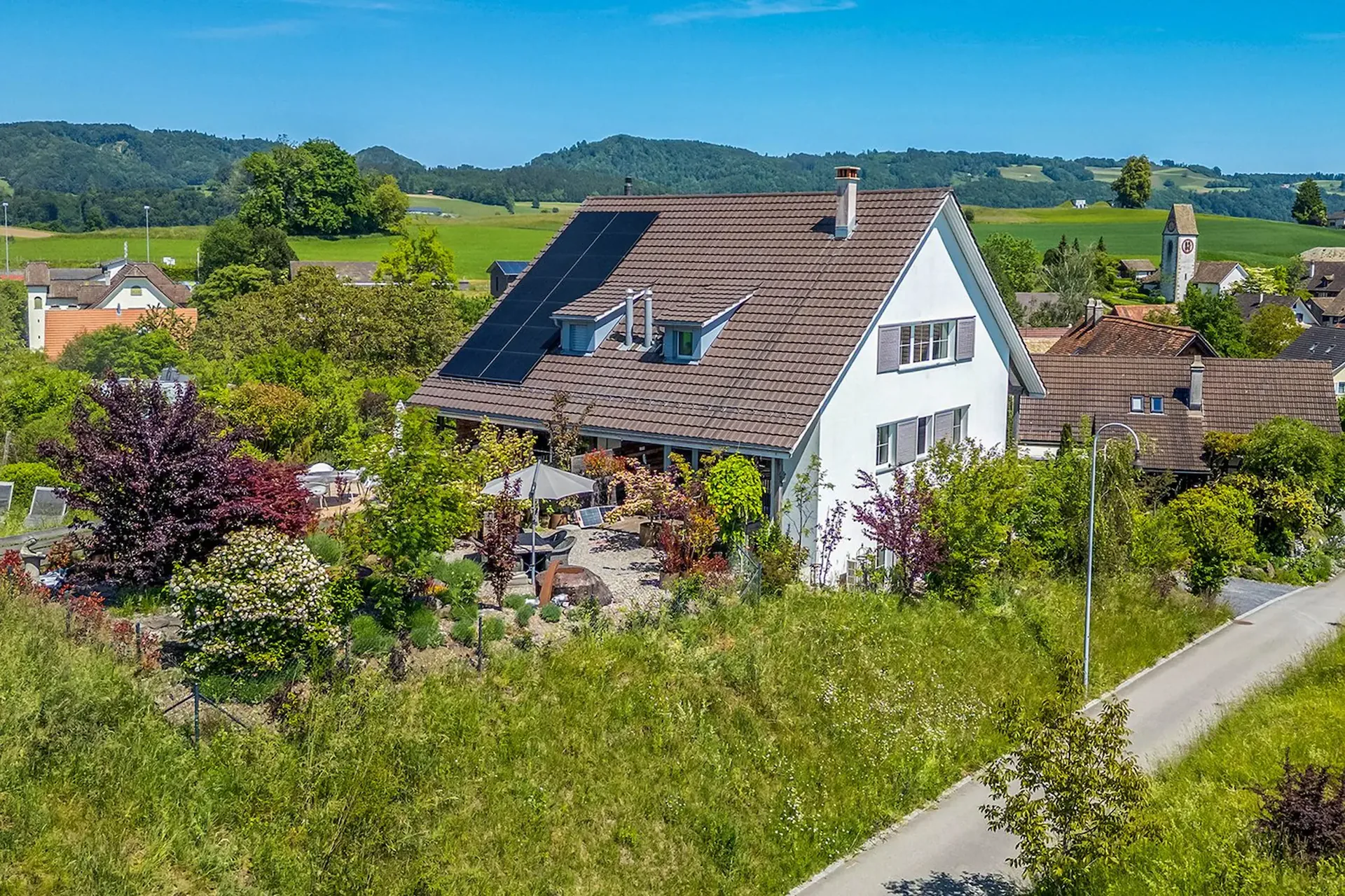 Rêve de maison avec jardin et panorama alpin