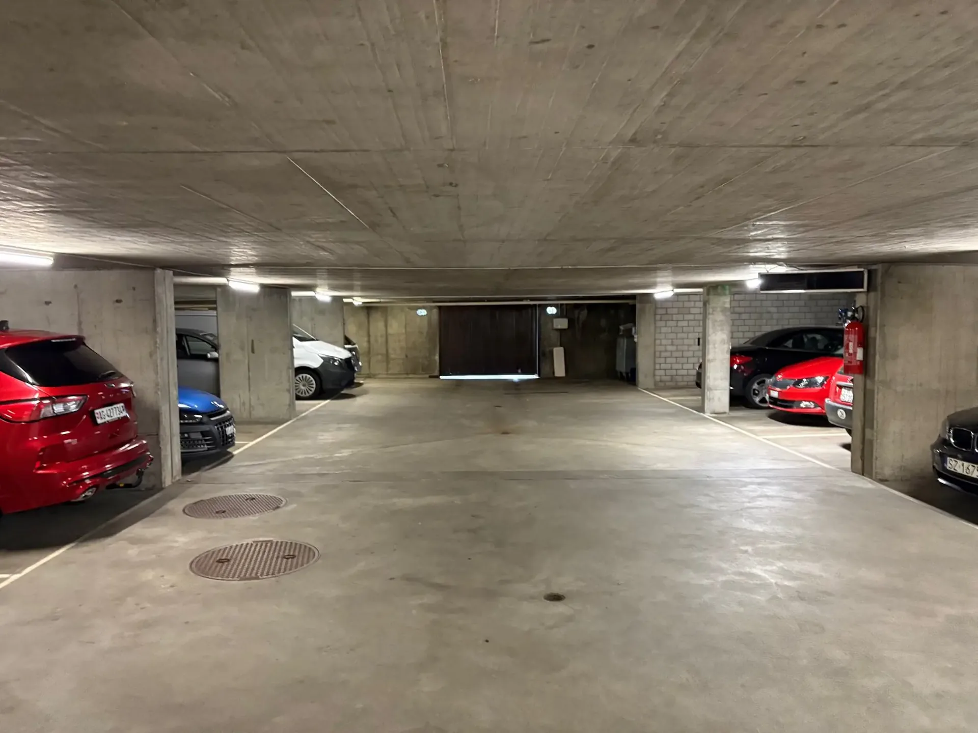 Parkplatz in sauberer Tiefgarage!